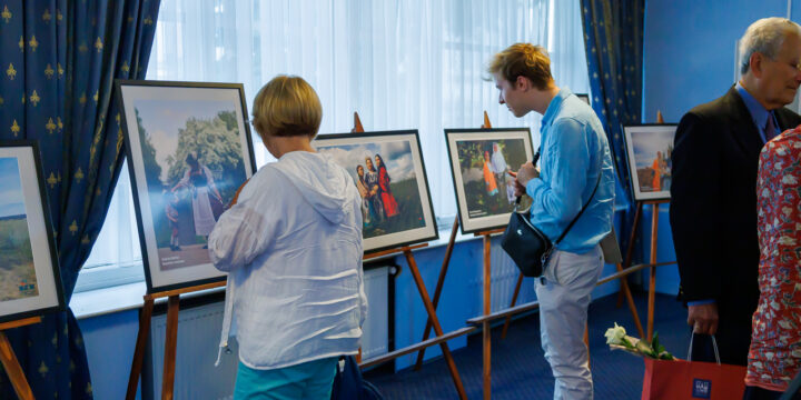 The exhibition of the International Photo Contest “Mother and children in national costumes” has opened in Brussels.
