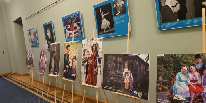 Фотовыставка “Мама и дети в национальных костюмах” была представлена на 3-м Международном форуме “Содружество моды”