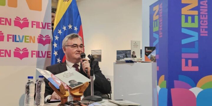 The international photo exhibition “Mother and Children in national costumes” is presented in Venezuela.